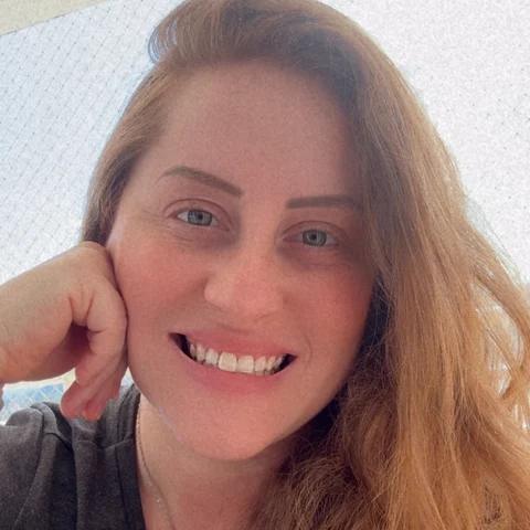 Emelyn Campos, sorrindo.