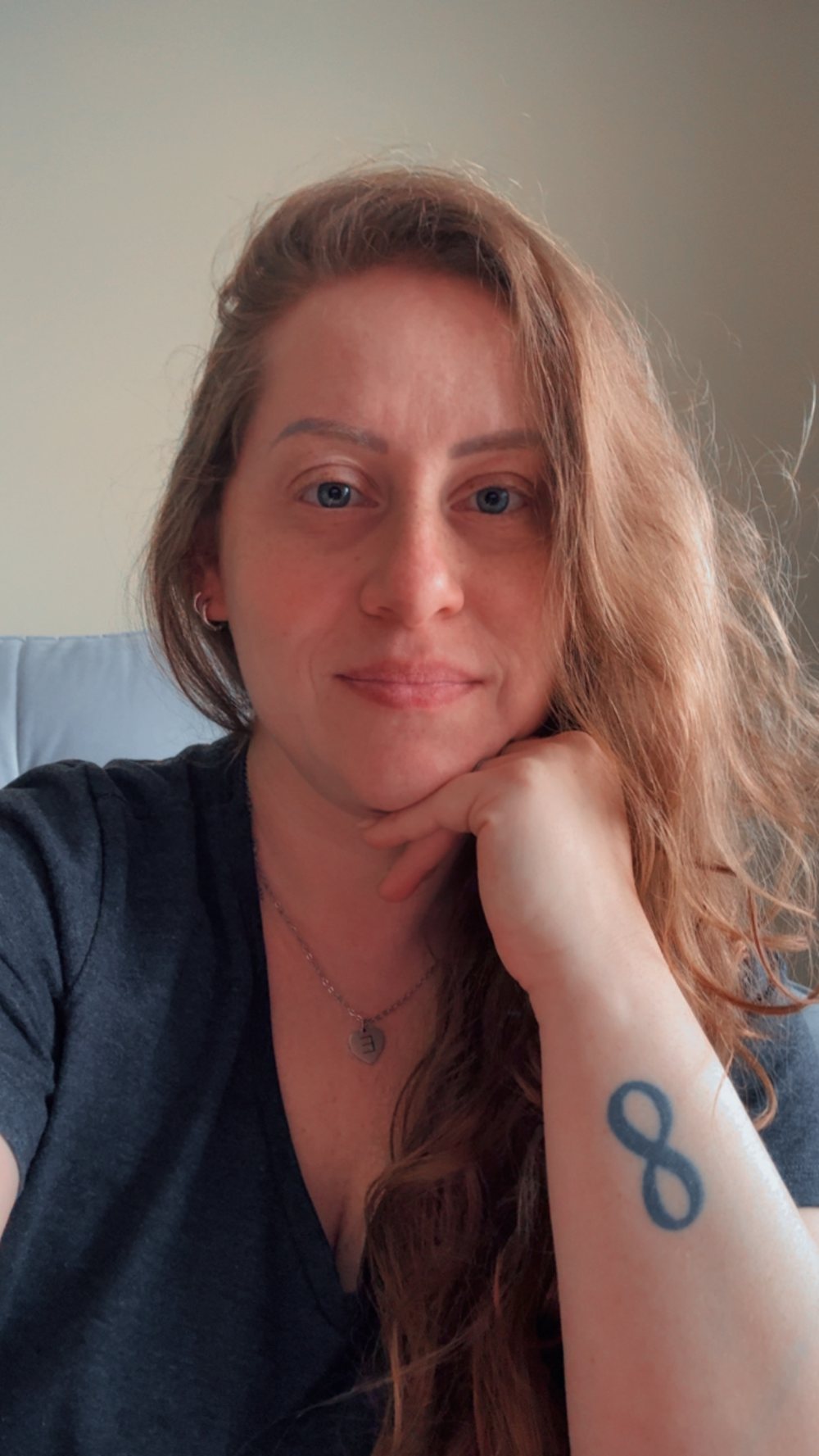 Retrato de Emelyn Campos, com a mão apoiada no queixo
